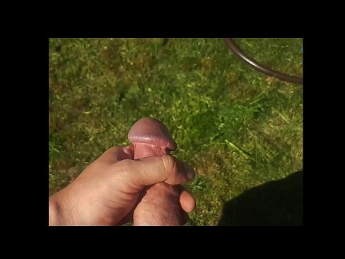 ❤️ Keçika germ di bexçeyek havînê de pisîka xwe ya pembe diqelişe û bi şuştinê dixe. Porno li ku.pornhills-com.ru ﹏